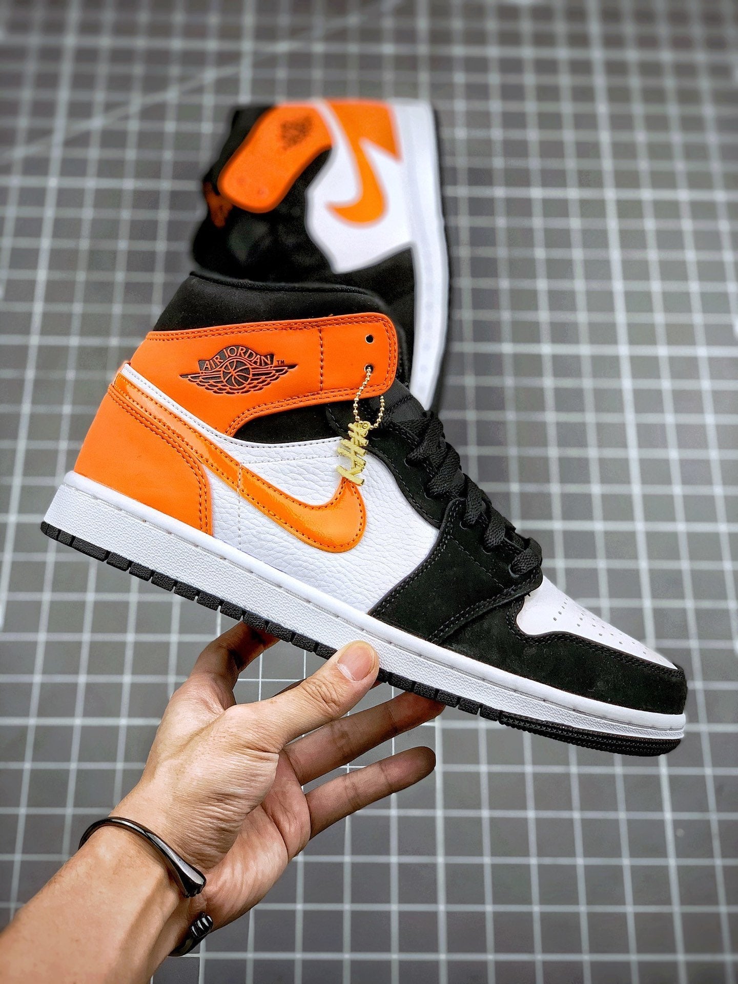 AIR JORDAN 1 MID