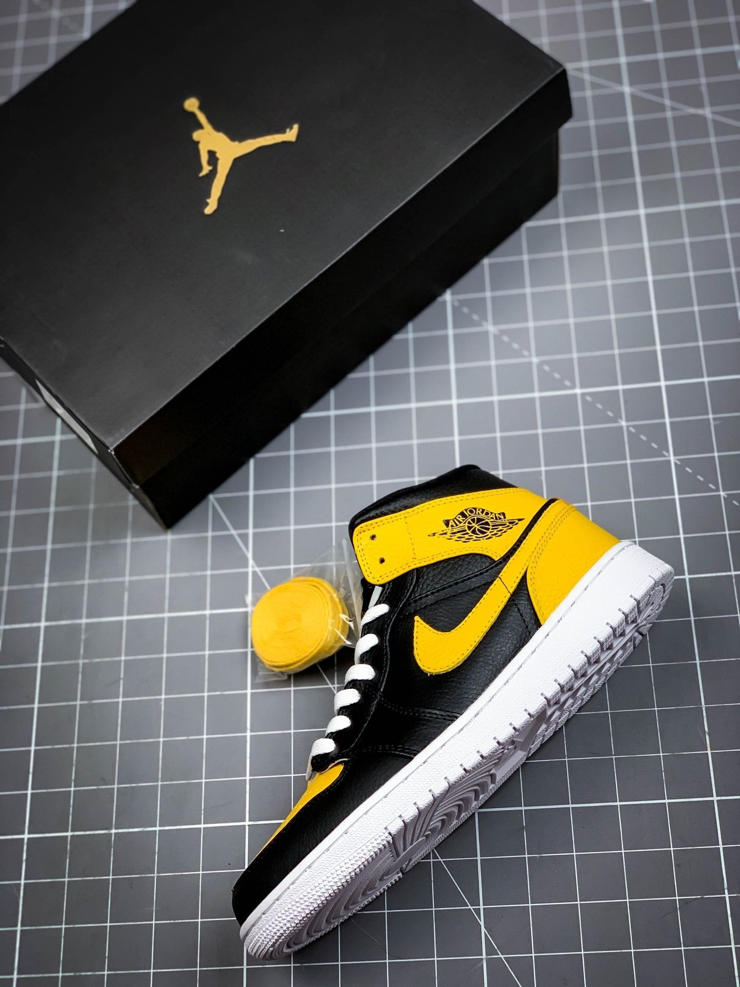 AIR JORDAN 1 MID